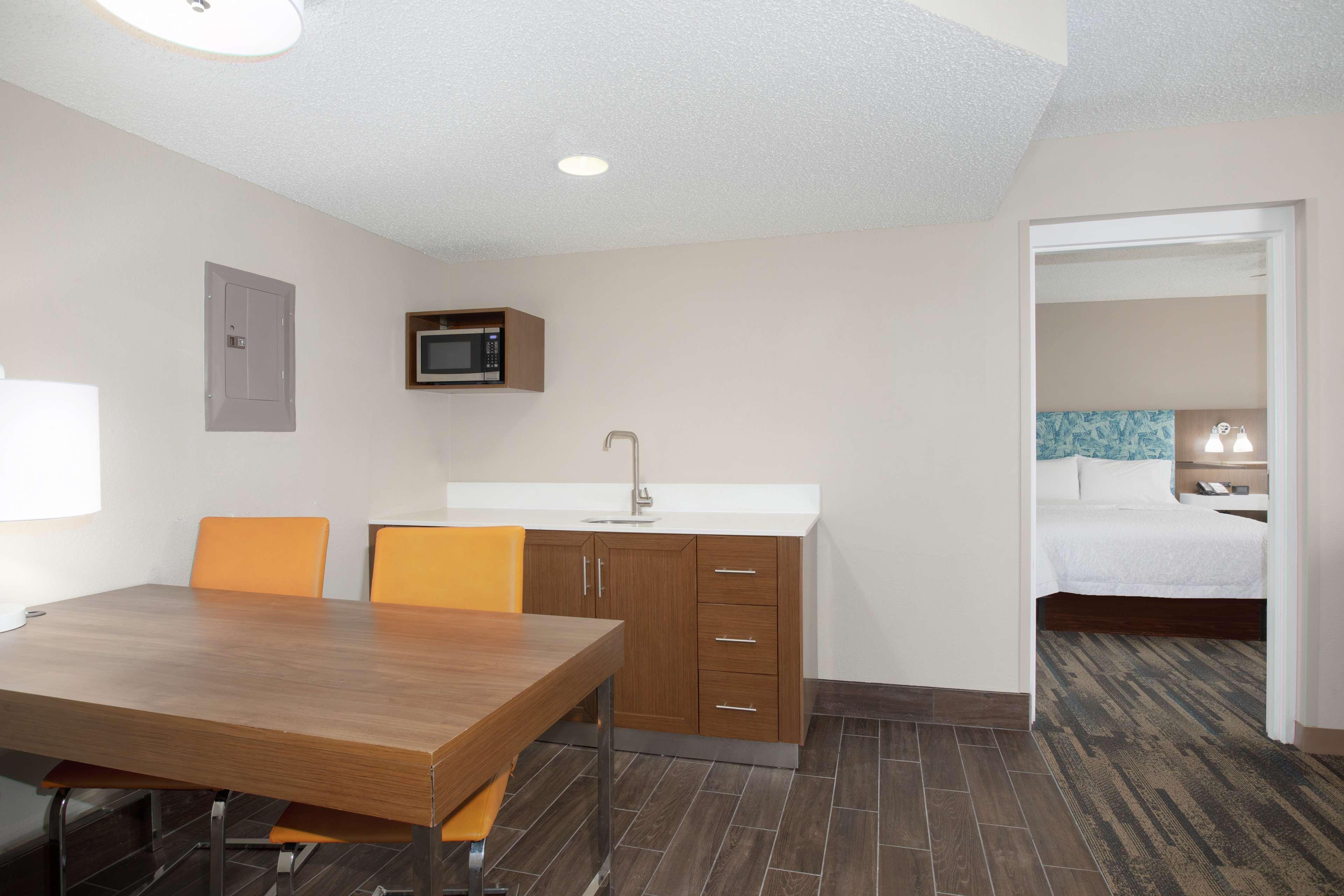 Hampton Inn & Suites Kansas City-Merriam Exterior foto